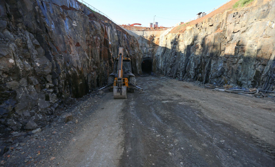 Tunel Fco Beltrao Construção de um túnel de 1,2 mil metros de extensão e oito metros de diâmetro, saindo do Parque de Exposições Jayme Canet Júnior e seguindo até o Rio Marrecas, pouco à frente do bairro Padre Ulrico. O túnel vai agilizar o escoamento da água para evitar que outros rios sejam represados e provoquem alagamentos na cidade de Francisco Beltrao. Foto: Geraldo Bubniak/AEN