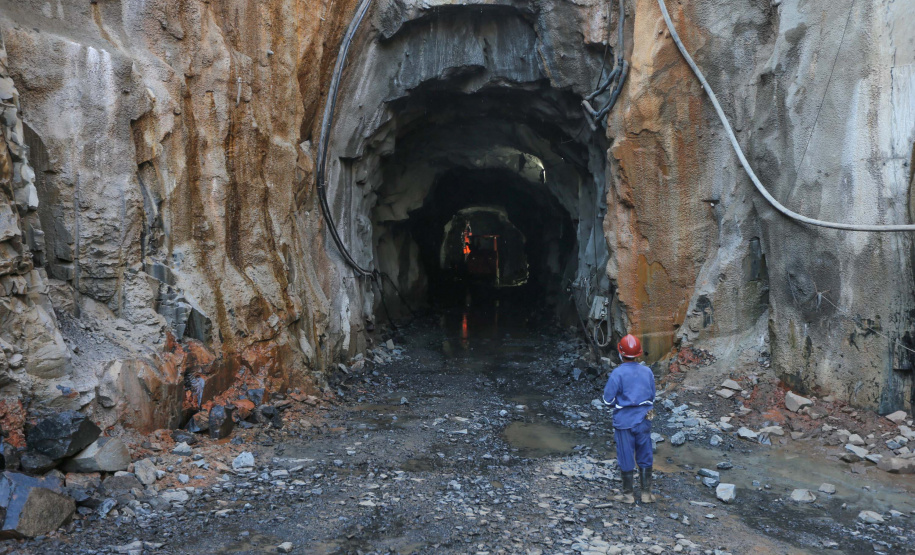 Tunel Fco Beltrao Construção de um túnel de 1,2 mil metros de extensão e oito metros de diâmetro, saindo do Parque de Exposições Jayme Canet Júnior e seguindo até o Rio Marrecas, pouco à frente do bairro Padre Ulrico. O túnel vai agilizar o escoamento da água para evitar que outros rios sejam represados e provoquem alagamentos na cidade de Francisco Beltrao. Foto: Geraldo Bubniak/AEN