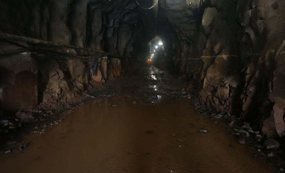 Tunel Fco Beltrao Construção de um túnel de 1,2 mil metros de extensão e oito metros de diâmetro, saindo do Parque de Exposições Jayme Canet Júnior e seguindo até o Rio Marrecas, pouco à frente do bairro Padre Ulrico. O túnel vai agilizar o escoamento da água para evitar que outros rios sejam represados e provoquem alagamentos na cidade de Francisco Beltrao. Foto: Geraldo Bubniak/AEN