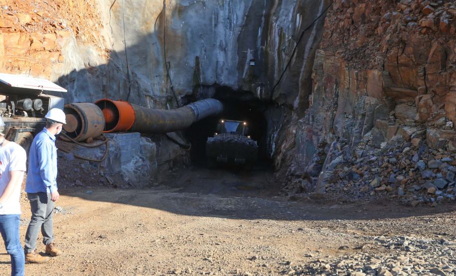 Tunel Fco Beltrao Construção de um túnel de 1,2 mil metros de extensão e oito metros de diâmetro, saindo do Parque de Exposições Jayme Canet Júnior e seguindo até o Rio Marrecas, pouco à frente do bairro Padre Ulrico. O túnel vai agilizar o escoamento da água para evitar que outros rios sejam represados e provoquem alagamentos na cidade de Francisco Beltrao. Foto: Geraldo Bubniak/AEN