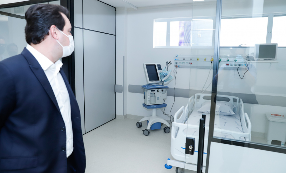 O governador Carlos Massa Ratinho Junior entregou nesta segunda-feira (13) a primeira fase das obras do Hospital Regional de Guarapuava, na Região Centro-Sul do Paraná. O complexo médico vai funcionar inicialmente para atendimento exclusivo de pacientes infectados pelo novo coronavírus.