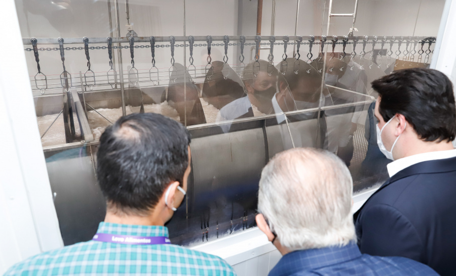 O governador Carlos Massa Ratinho Junior visitou nesta segunda-feira (13) o frigorífico Levo Alimentos, em Umuarama, inaugurado na semana passada, e destacou a geração de empregos no setor.