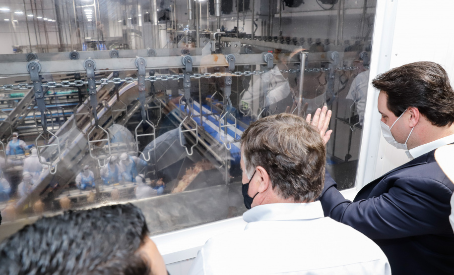 O governador Carlos Massa Ratinho Junior visitou nesta segunda-feira (13) o frigorífico Levo Alimentos, em Umuarama, inaugurado na semana passada, e destacou a geração de empregos no setor.
