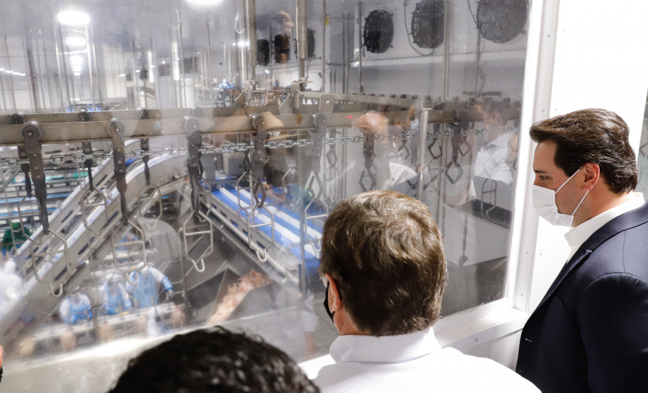 O governador Carlos Massa Ratinho Junior visitou nesta segunda-feira (13) o frigorífico Levo Alimentos, em Umuarama, inaugurado na semana passada, e destacou a geração de empregos no setor.