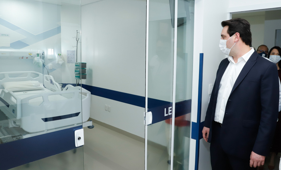O governador Carlos Massa Ratinho Junior entregou nesta segunda-feira (13) dez novos leitos de Unidade de Terapia Intensiva (UTI) para o Hospital Cemil, em Umuarama, no Noroeste do Estado.