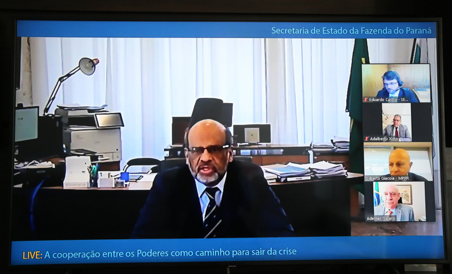 Live promovida pela Secretaria de Estado da Fazenda nesta terça-feira (14), com a participação do presidente do Tribunal de Justiça do Paraná, desembargador Adalberto Jorge Xisto Pereira; do procurador-geral do Ministério Público do Paraná, Gilberto Giacoia; do presidente da Assembleia Legislativa, Ademar Traiano; da procuradora-geral do Estado, Leticia Ferreira da Silva, e do Secretário da Fazenda, Renê Garcia Junior..Foto: Geraldo Bubniak/AEN
