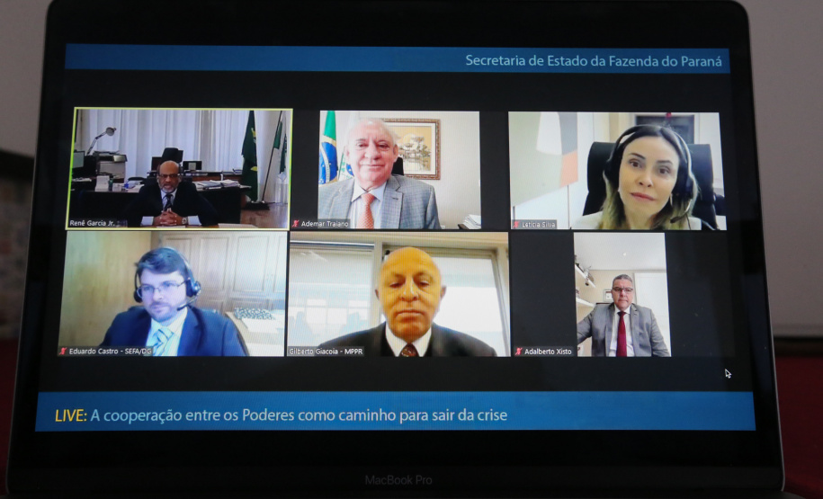 Live promovida pela Secretaria de Estado da Fazenda nesta terça-feira (14), com a participação do presidente do Tribunal de Justiça do Paraná, desembargador Adalberto Jorge Xisto Pereira; do procurador-geral do Ministério Público do Paraná, Gilberto Giacoia; do presidente da Assembleia Legislativa, Ademar Traiano; da procuradora-geral do Estado, Leticia Ferreira da Silva, e do Secretário da Fazenda, Renê Garcia Junior..Foto: Geraldo Bubniak/AEN