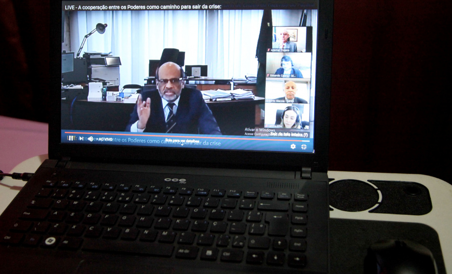 Live promovida pela Secretaria de Estado da Fazenda nesta terça-feira (14), com a participação do presidente do Tribunal de Justiça do Paraná, desembargador Adalberto Jorge Xisto Pereira; do procurador-geral do Ministério Público do Paraná, Gilberto Giacoia; do presidente da Assembleia Legislativa, Ademar Traiano; da procuradora-geral do Estado, Leticia Ferreira da Silva, e do Secretário da Fazenda, Renê Garcia Junior..Foto: Ari Dias/AEN