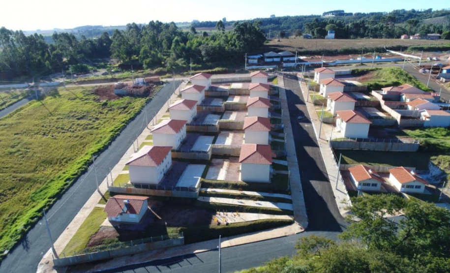 Cohapar entrega para 154 famílias de Carambeí a chave da casa própria A Cohapar entregou nesta quarta-feira (15) o primeiro dos três conjuntos habitacionais construídos no município de Carambeí, na região dos Campos Gerais. Ainda nesta semana serão entregues os residenciais Jardim Novo Horizonte (quinta-feira) e Jardim Eldorado (sexta-feira), somando 154 unidades. Todos os imóveis são financiados pelo Fundo de Arrendamento Residencial (FAR).