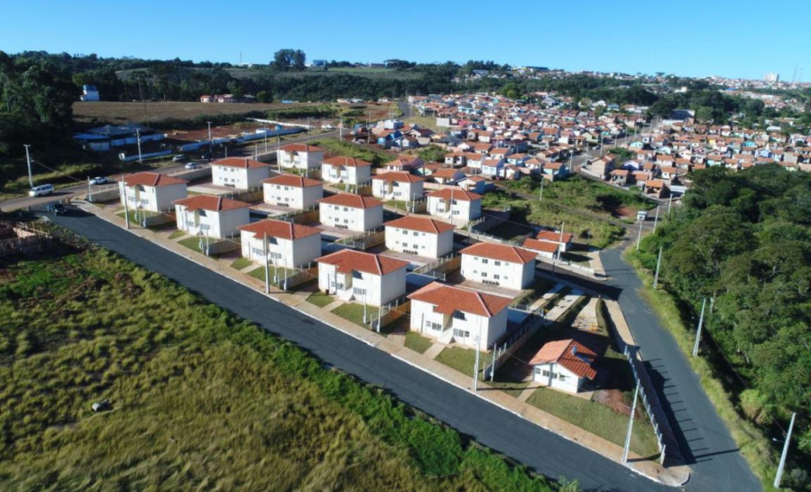 Cohapar entrega para 154 famílias de Carambeí a chave da casa própria A Cohapar entregou nesta quarta-feira (15) o primeiro dos três conjuntos habitacionais construídos no município de Carambeí, na região dos Campos Gerais. Ainda nesta semana serão entregues os residenciais Jardim Novo Horizonte (quinta-feira) e Jardim Eldorado (sexta-feira), somando 154 unidades. Todos os imóveis são financiados pelo Fundo de Arrendamento Residencial (FAR).