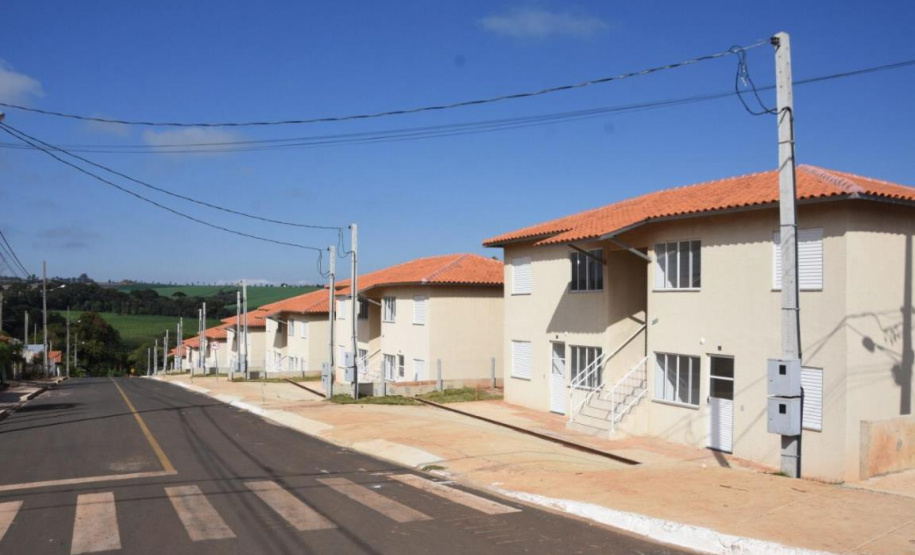 Cohapar entrega para 154 famílias de Carambeí a chave da casa própria A Cohapar entregou nesta quarta-feira (15) o primeiro dos três conjuntos habitacionais construídos no município de Carambeí, na região dos Campos Gerais. Ainda nesta semana serão entregues os residenciais Jardim Novo Horizonte (quinta-feira) e Jardim Eldorado (sexta-feira), somando 154 unidades. Todos os imóveis são financiados pelo Fundo de Arrendamento Residencial (FAR).