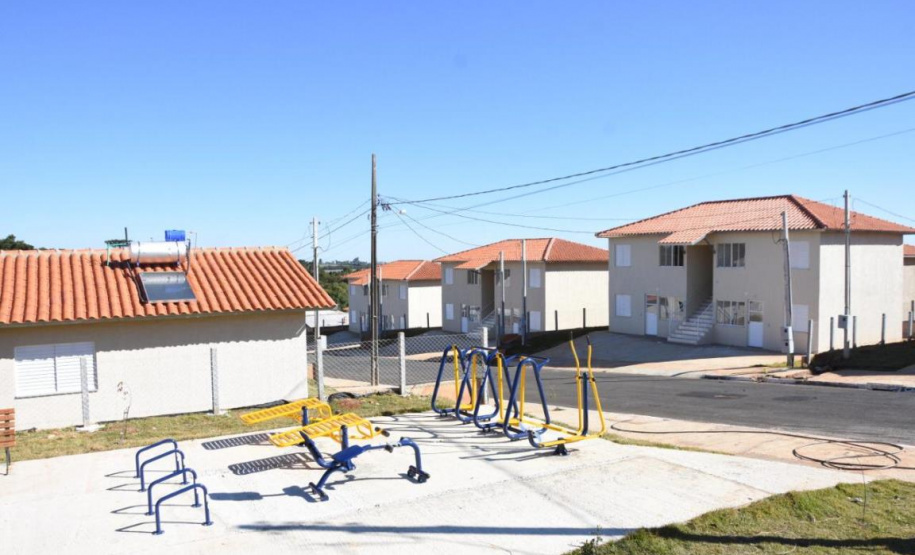 Cohapar entrega para 154 famílias de Carambeí a chave da casa própria A Cohapar entregou nesta quarta-feira (15) o primeiro dos três conjuntos habitacionais construídos no município de Carambeí, na região dos Campos Gerais. Ainda nesta semana serão entregues os residenciais Jardim Novo Horizonte (quinta-feira) e Jardim Eldorado (sexta-feira), somando 154 unidades. Todos os imóveis são financiados pelo Fundo de Arrendamento Residencial (FAR).