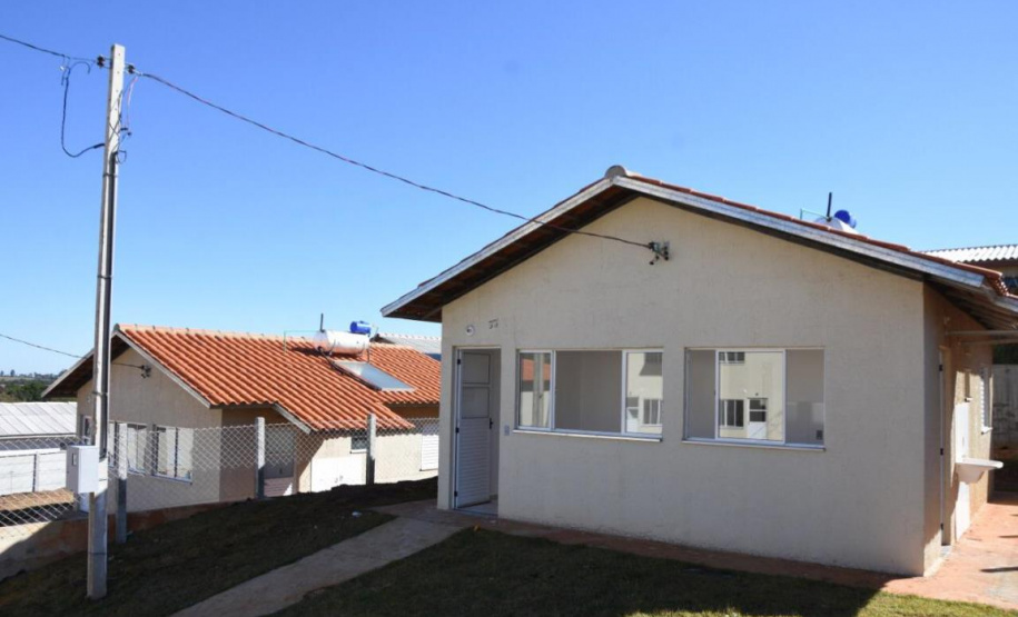 Cohapar entrega para 154 famílias de Carambeí a chave da casa própria A Cohapar entregou nesta quarta-feira (15) o primeiro dos três conjuntos habitacionais construídos no município de Carambeí, na região dos Campos Gerais. Ainda nesta semana serão entregues os residenciais Jardim Novo Horizonte (quinta-feira) e Jardim Eldorado (sexta-feira), somando 154 unidades. Todos os imóveis são financiados pelo Fundo de Arrendamento Residencial (FAR).