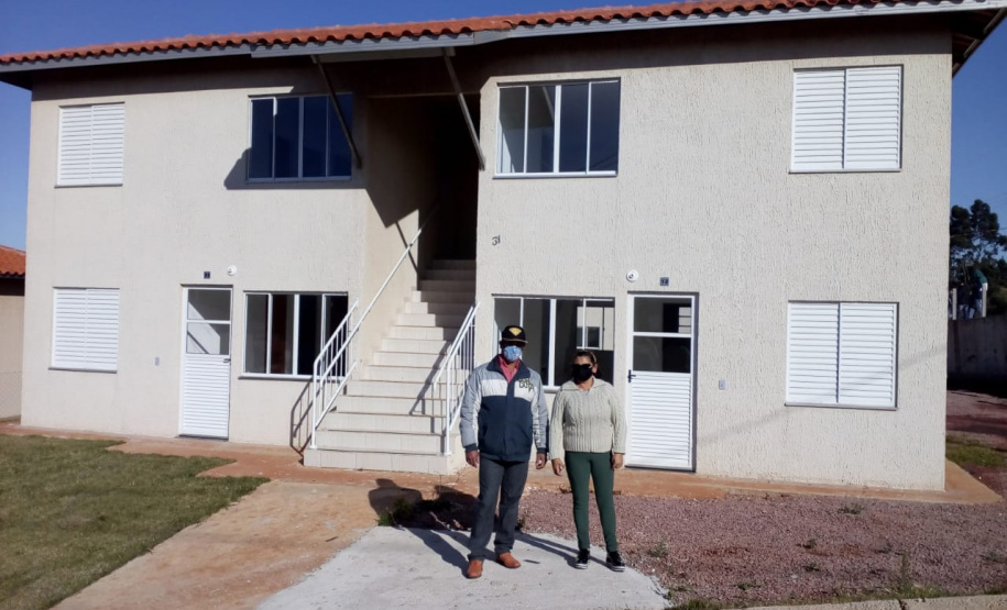 A Cohapar entregou nesta quarta-feira (15) o primeiro dos três conjuntos habitacionais construídos no município de Carambeí, na região dos Campos Gerais. Ainda nesta semana serão entregues os residenciais Jardim Novo Horizonte (quinta-feira) e Jardim Eldorado (sexta-feira), somando 154 unidades. Todos os imóveis são financiados pelo Fundo de Arrendamento Residencial (FAR).