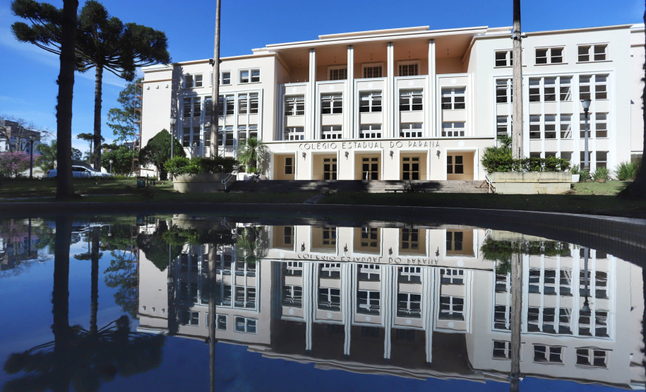 O Colégio Estadual do Paraná (CEP), localizado em Curitiba, está passando pela maior reforma e restauro da história. A sede atual do Colégio foi inaugurada em 1950 e desde então nunca havia sido restaurada. Algumas reformas foram feitas ao longo dos anos, mas esta é a primeira vez que o prédio é restaurando, preservando e resgatando características originais da edificação.