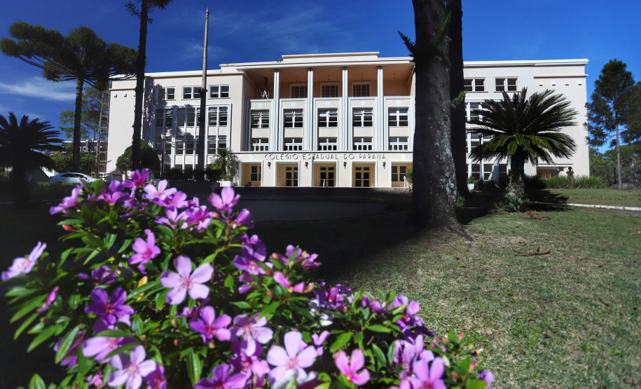 O Colégio Estadual do Paraná (CEP), localizado em Curitiba, está passando pela maior reforma e restauro da história. A sede atual do Colégio foi inaugurada em 1950 e desde então nunca havia sido restaurada. Algumas reformas foram feitas ao longo dos anos, mas esta é a primeira vez que o prédio é restaurando, preservando e resgatando características originais da edificação.