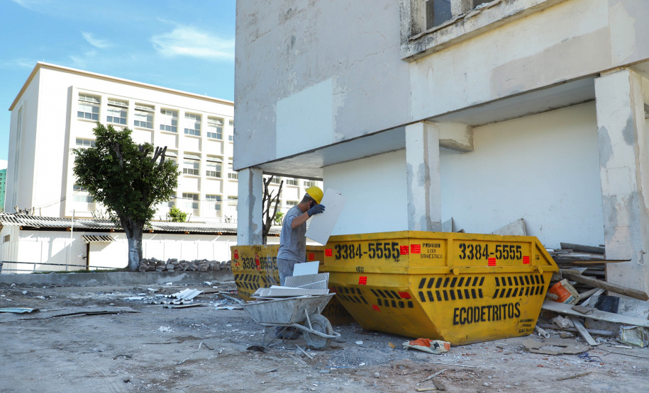 O Colégio Estadual do Paraná (CEP), localizado em Curitiba, está passando pela maior reforma e restauro da história. A sede atual do Colégio foi inaugurada em 1950 e desde então nunca havia sido restaurada. Algumas reformas foram feitas ao longo dos anos, mas esta é a primeira vez que o prédio é restaurando, preservando e resgatando características originais da edificação.