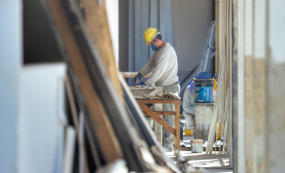 O Colégio Estadual do Paraná (CEP), localizado em Curitiba, está passando pela maior reforma e restauro da história. A sede atual do Colégio foi inaugurada em 1950 e desde então nunca havia sido restaurada. Algumas reformas foram feitas ao longo dos anos, mas esta é a primeira vez que o prédio é restaurando, preservando e resgatando características originais da edificação.