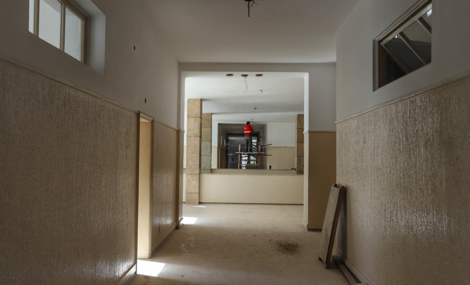 O Colégio Estadual do Paraná (CEP), localizado em Curitiba, está passando pela maior reforma e restauro da história. A sede atual do Colégio foi inaugurada em 1950 e desde então nunca havia sido restaurada. Algumas reformas foram feitas ao longo dos anos, mas esta é a primeira vez que o prédio é restaurando, preservando e resgatando características originais da edificação.