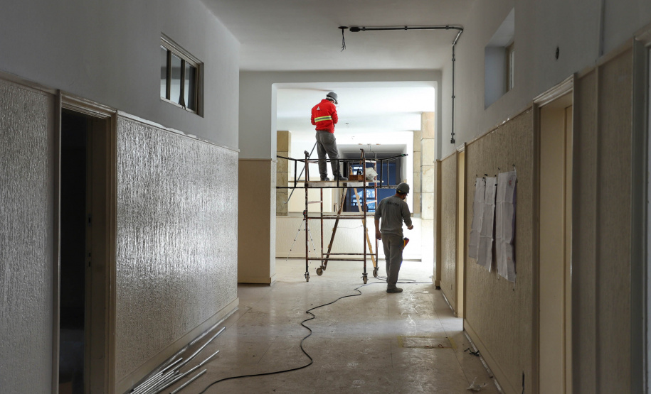 O Colégio Estadual do Paraná (CEP), localizado em Curitiba, está passando pela maior reforma e restauro da história. A sede atual do Colégio foi inaugurada em 1950 e desde então nunca havia sido restaurada. Algumas reformas foram feitas ao longo dos anos, mas esta é a primeira vez que o prédio é restaurando, preservando e resgatando características originais da edificação.