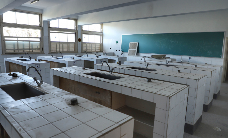 O Colégio Estadual do Paraná (CEP), localizado em Curitiba, está passando pela maior reforma e restauro da história. A sede atual do Colégio foi inaugurada em 1950 e desde então nunca havia sido restaurada. Algumas reformas foram feitas ao longo dos anos, mas esta é a primeira vez que o prédio é restaurando, preservando e resgatando características originais da edificação.