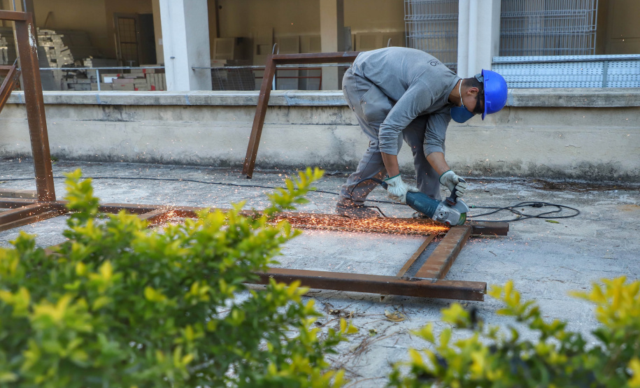 O Colégio Estadual do Paraná (CEP), localizado em Curitiba, está passando pela maior reforma e restauro da história. A sede atual do Colégio foi inaugurada em 1950 e desde então nunca havia sido restaurada. Algumas reformas foram feitas ao longo dos anos, mas esta é a primeira vez que o prédio é restaurando, preservando e resgatando características originais da edificação.