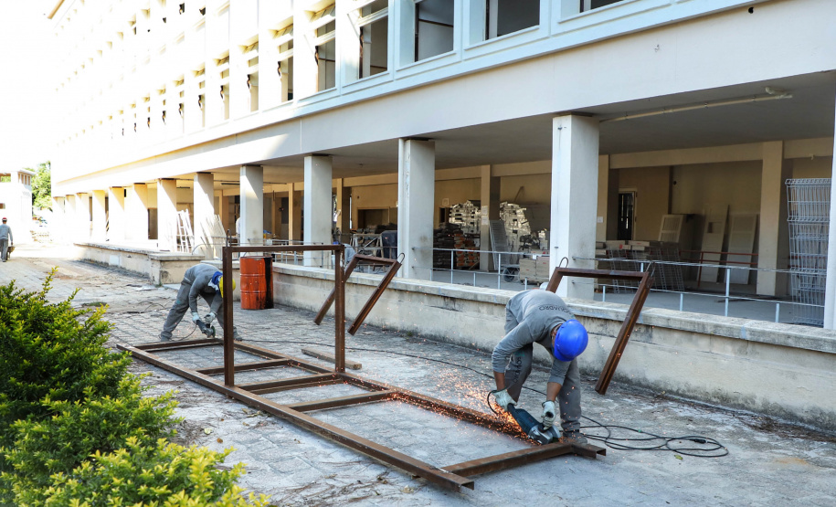 O Colégio Estadual do Paraná (CEP), localizado em Curitiba, está passando pela maior reforma e restauro da história. A sede atual do Colégio foi inaugurada em 1950 e desde então nunca havia sido restaurada. Algumas reformas foram feitas ao longo dos anos, mas esta é a primeira vez que o prédio é restaurando, preservando e resgatando características originais da edificação.