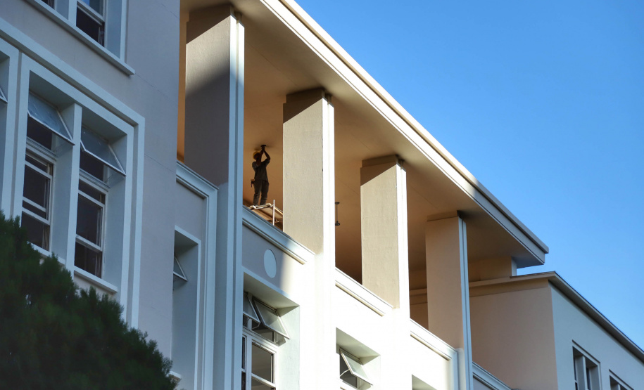 O Colégio Estadual do Paraná (CEP), localizado em Curitiba, está passando pela maior reforma e restauro da história. A sede atual do Colégio foi inaugurada em 1950 e desde então nunca havia sido restaurada. Algumas reformas foram feitas ao longo dos anos, mas esta é a primeira vez que o prédio é restaurando, preservando e resgatando características originais da edificação.