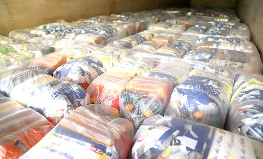 A Secretaria da Justiça, Família e Trabalho do Governo do Paraná (Sejuf), por meio do Departamento de Políticas para Pessoa com Deficiência, está distribuindo 19.190 cestas básicas para prover a segurança alimentar emergencial às famílias de pessoas com deficiência que se encontram em vulnerabilidade social e que foram afetadas pela pandemia da Covid-19. No total serão 260 municípios beneficiados, ou seja, mais de 65% do total dos municípios paranaenses.
Foto:SEJUF