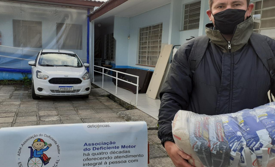 A Secretaria da Justiça, Família e Trabalho do Governo do Paraná (Sejuf), por meio do Departamento de Políticas para Pessoa com Deficiência, está distribuindo 19.190 cestas básicas para prover a segurança alimentar emergencial às famílias de pessoas com deficiência que se encontram em vulnerabilidade social e que foram afetadas pela pandemia da Covid-19. No total serão 260 municípios beneficiados, ou seja, mais de 65% do total dos municípios paranaenses.
Foto:SEJUF