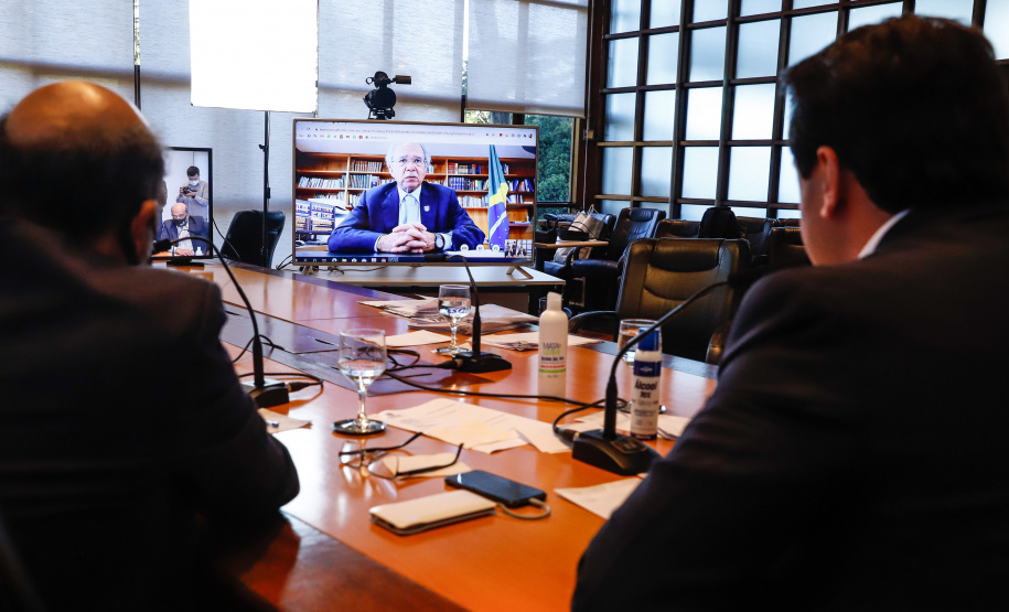 O governador Carlos Massa Ratinho Junior se reuniu nesta quarta-feira (15), por videoconferência, com o ministro da Economia, Paulo Guedes, para agilizar a liberação do empréstimo de R$ 1,6 bilhão para investimento em infraestrutura no Estado.