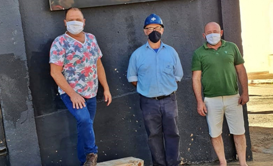 O sanepariano Silvio Gardi, ladeado pelos empresários Jamerson e Dirceu. Foto: Sanepar