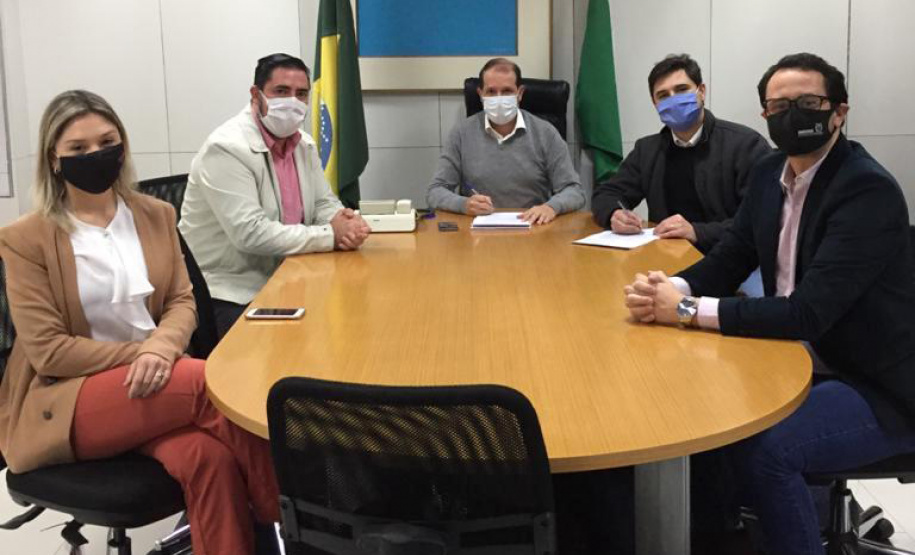 Foi assinado nesta quarta-feira (15) um termo de cooperação entre a Secretaria da Administração e da Previdência e a Secretaria de Planejamento e Gestão de Minas Gerais (Seplag) pelo qual o Paraná receberá o Sistema Eletrônico de Leilões desenvolvido pelo executivo mineiro