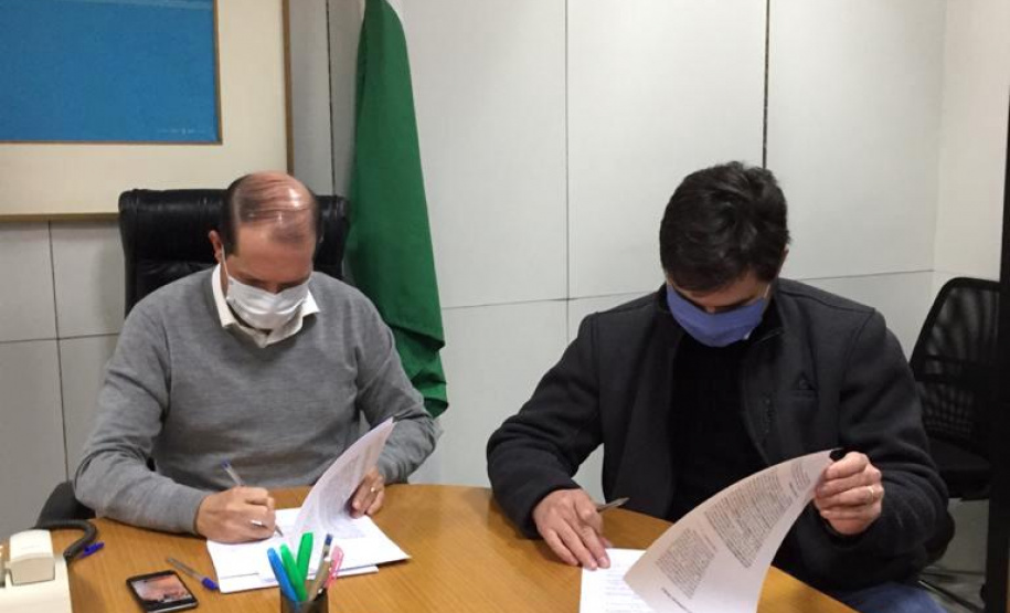 Foi assinado nesta quarta-feira (15) um termo de cooperação entre a Secretaria da Administração e da Previdência e a Secretaria de Planejamento e Gestão de Minas Gerais (Seplag) pelo qual o Paraná receberá o Sistema Eletrônico de Leilões desenvolvido pelo executivo mineiro.. Foto:SEAP