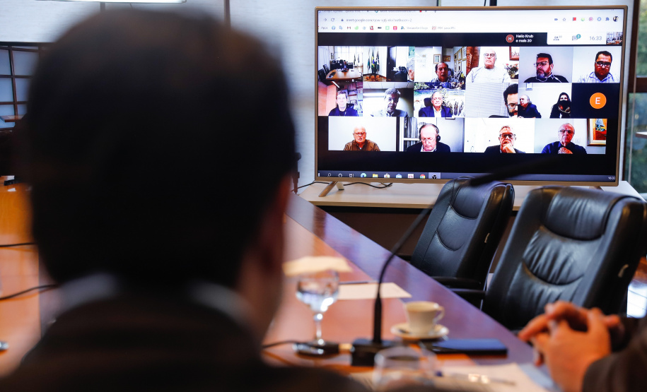 Pensar o Paraná para os próximos 30 anos, criando linhas estratégicas de desenvolvimento com foco na modernização do Estado, geração de riquezas, justiça social e ampliação do bem-estar da população. Esse é o objetivo do Conselho de Desenvolvimento Empresarial e de Infraestrutura do Paraná, formalmente empossado nesta quinta-feira (16) pelo governador Carlos Massa Ratinho Junior em cerimônia por videoconferência.