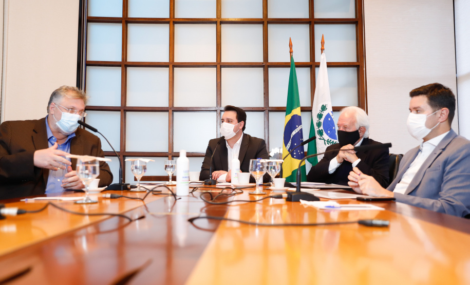 Pensar o Paraná para os próximos 30 anos, criando linhas estratégicas de desenvolvimento com foco na modernização do Estado, geração de riquezas, justiça social e ampliação do bem-estar da população. Esse é o objetivo do Conselho de Desenvolvimento Empresarial e de Infraestrutura do Paraná, formalmente empossado nesta quinta-feira (16) pelo governador Carlos Massa Ratinho Junior em cerimônia por videoconferência.