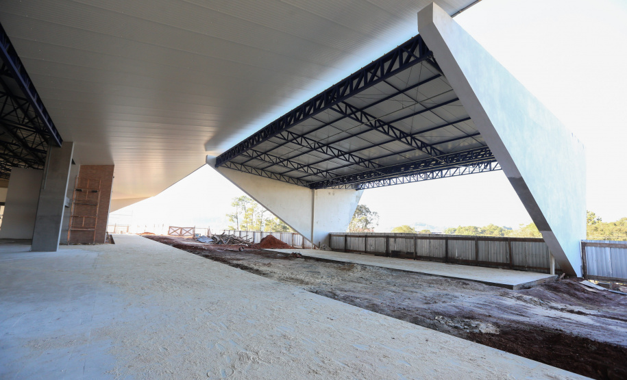 Rodoviaria Fco Beltrao Obras da nova rodoviária de Francisco Beltrao com mais de 6.300 m², que contará 12 plataformas para ônibus, além de lojas, guichês, restaurantes, espaço para taxistas e mototaxistas, jardim no centro e salas de espera para os usuários. A construcao do Terminal Rodoviario faz parte do Plano de Apoio ao Desenvolvimento dos Municipios - PAMFoto: Geraldo Bubniak/AEN