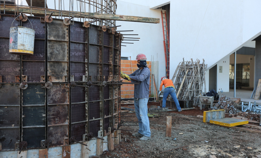 Rodoviaria Fco Beltrao Obras da nova rodoviária de Francisco Beltrao com mais de 6.300 m², que contará 12 plataformas para ônibus, além de lojas, guichês, restaurantes, espaço para taxistas e mototaxistas, jardim no centro e salas de espera para os usuários. A construcao do Terminal Rodoviario faz parte do Plano de Apoio ao Desenvolvimento dos Municipios - PAMFoto: Geraldo Bubniak/AEN