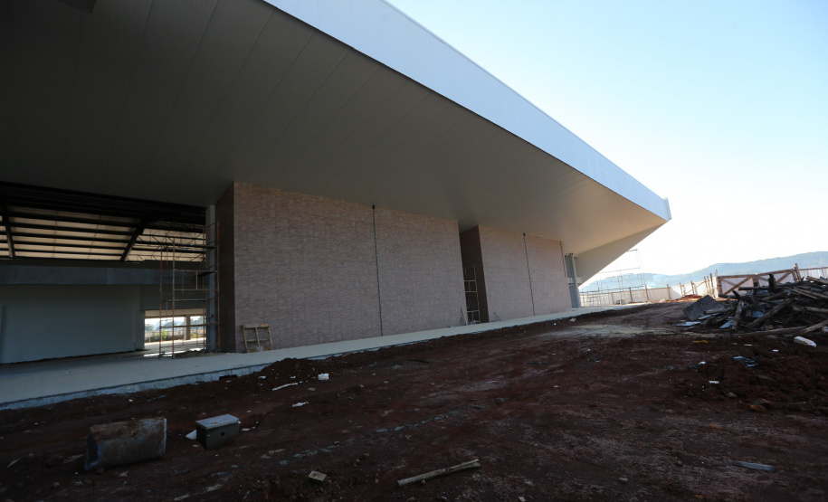 Rodoviaria Fco Beltrao Obras da nova rodoviária de Francisco Beltrao com mais de 6.300 m², que contará 12 plataformas para ônibus, além de lojas, guichês, restaurantes, espaço para taxistas e mototaxistas, jardim no centro e salas de espera para os usuários. A construcao do Terminal Rodoviario faz parte do Plano de Apoio ao Desenvolvimento dos Municipios - PAMFoto: Geraldo Bubniak/AEN