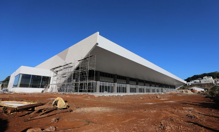 Rodoviaria Fco Beltrao Obras da nova rodoviária de Francisco Beltrao com mais de 6.300 m², que contará 12 plataformas para ônibus, além de lojas, guichês, restaurantes, espaço para taxistas e mototaxistas, jardim no centro e salas de espera para os usuários. A construcao do Terminal Rodoviario faz parte do Plano de Apoio ao Desenvolvimento dos Municipios - PAMFoto: Geraldo Bubniak/AEN