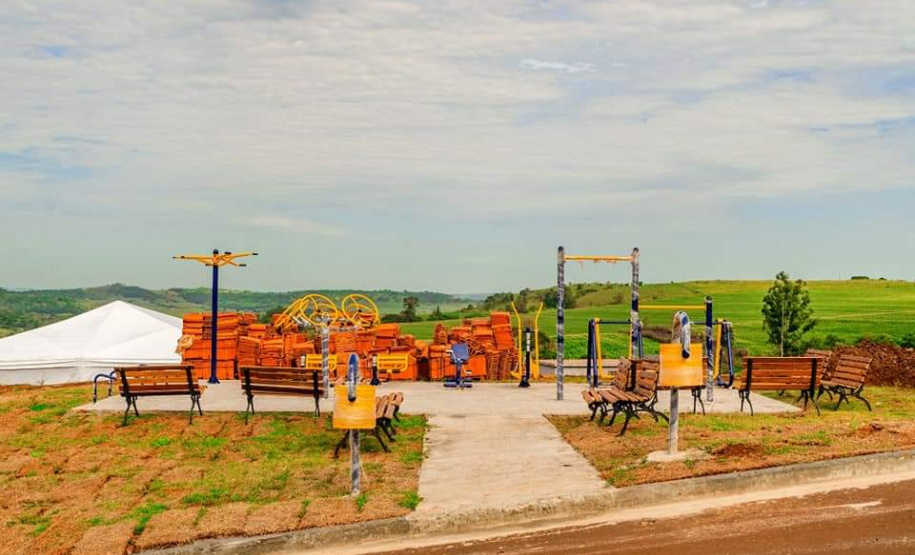 Cinquenta famílias moradoras do município de Leopólis, na região Norte, do Estado do Paraná, receberam a chave da casa própria nesta sexta feira (17).
