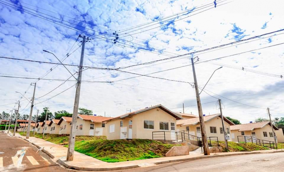Cinquenta famílias moradoras do município de Leopólis, na região Norte, do Estado do Paraná, receberam a chave da casa própria nesta sexta feira (17).