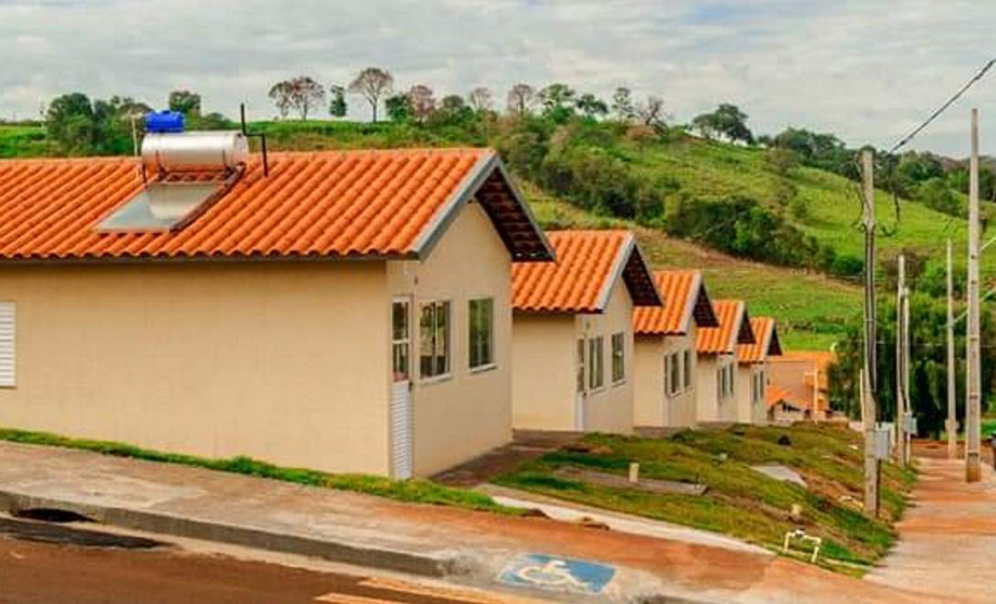 Cinquenta famílias moradoras do município de Leopólis, na região Norte, do Estado do Paraná, receberam a chave da casa própria nesta sexta feira (17).