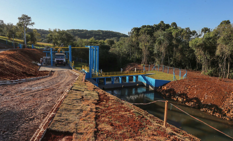 Barragem Cascavel As obras da nova captação de água de Cascavel nas margens do Rio São José, no Distrito de São Salvador, a barragem no rio, as estações de bombeamento e um desarenador, que terá a função de retirar os materiais mais pesados da água, como areia e terra. A nova estrutura ampliará em 25% a capacidade de tratamento de água no município.Foto: Geraldo Bubniak/AEN
