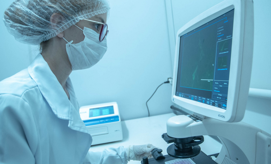 Pesquisadores da Universidade Estadual de Maringá (UEM) darão início, até o final de julho, a duas importantes pesquisas sobre o novo coronavírus. De acordo com a professora e pesquisadora Márcia Consolaro, do Departamento de Análises Clínicas e Biomedicina (DAB) da UEM, e coordenadora local dos dois estudos, o objetivo é compreender a interação do vírus com o organismo e seu comportamento na sociedade, assim como as taxas de transmissibilidade.  FOTO:UEM