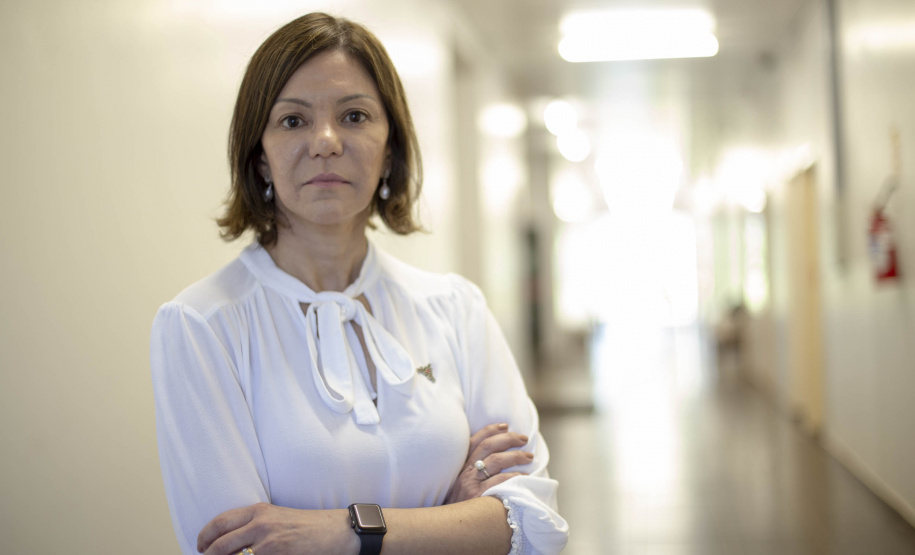 Pesquisadores da Universidade Estadual de Maringá (UEM) darão início, até o final de julho, a duas importantes pesquisas sobre o novo coronavírus. De acordo com a professora e pesquisadora Márcia Consolaro, do Departamento de Análises Clínicas e Biomedicina (DAB) da UEM, e coordenadora local dos dois estudos, o objetivo é compreender a interação do vírus com o organismo e seu comportamento na sociedade, assim como as taxas de transmissibilidade.  FOTO:UEM