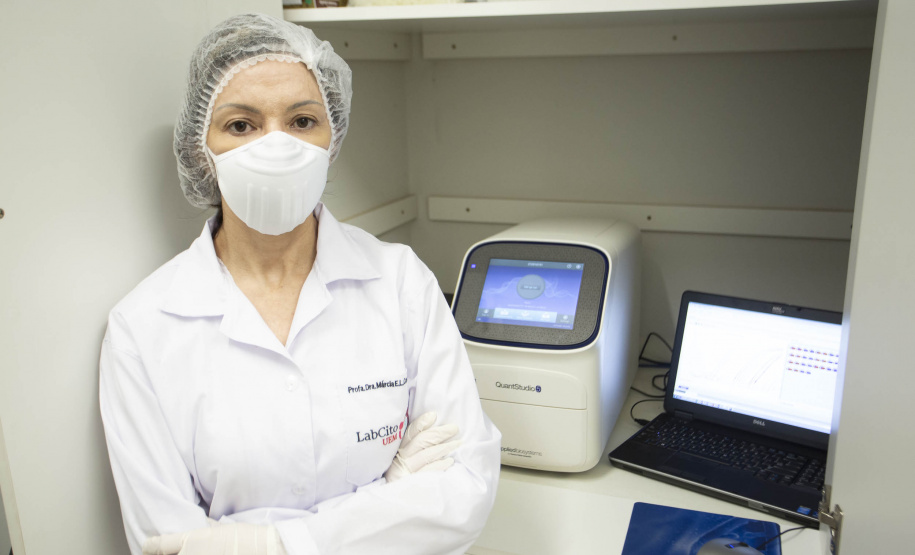 Pesquisadores da Universidade Estadual de Maringá (UEM) darão início, até o final de julho, a duas importantes pesquisas sobre o novo coronavírus. De acordo com a professora e pesquisadora Márcia Consolaro, do Departamento de Análises Clínicas e Biomedicina (DAB) da UEM, e coordenadora local dos dois estudos, o objetivo é compreender a interação do vírus com o organismo e seu comportamento na sociedade, assim como as taxas de transmissibilidade.  FOTO:UEM