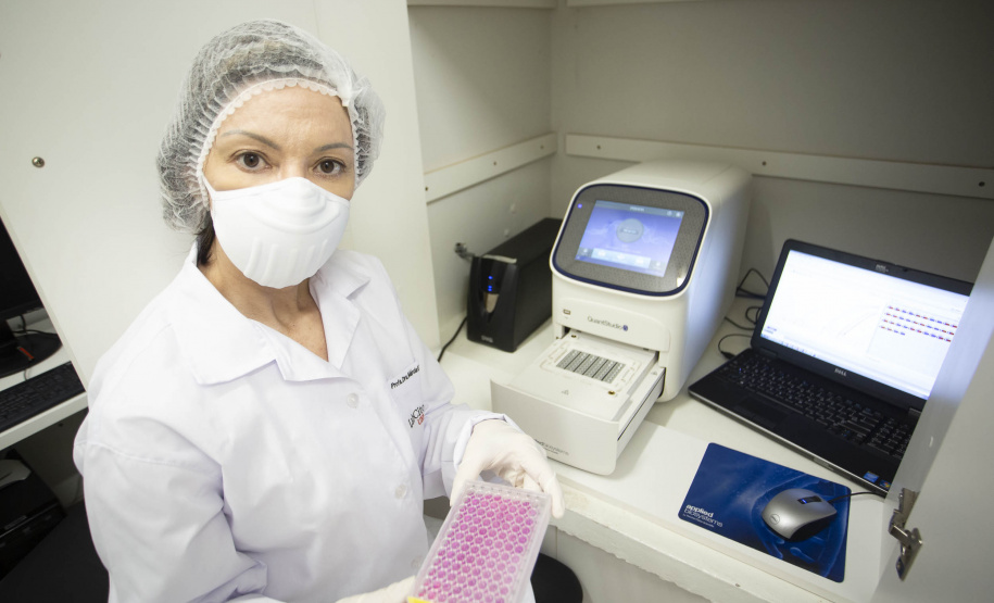 Pesquisadores da Universidade Estadual de Maringá (UEM) darão início, até o final de julho, a duas importantes pesquisas sobre o novo coronavírus. De acordo com a professora e pesquisadora Márcia Consolaro, do Departamento de Análises Clínicas e Biomedicina (DAB) da UEM, e coordenadora local dos dois estudos, o objetivo é compreender a interação do vírus com o organismo e seu comportamento na sociedade, assim como as taxas de transmissibilidade.  FOTO:UEM