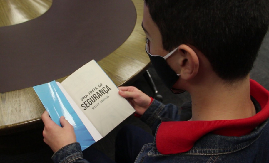 Aos 14 anos, Weiky Santos, filho do soldado Wanderley Rodrigues dos Santos, já é Youtuber e autor de um livro para crianças. “Uma ideia de segurança” trata de assuntos variados, mas, dentre as 120 páginas, divididas em 10 capítulos, a família ganha destaque. Na obra, o adolescente orienta os mais novos sobre abuso sexual, perigos na internet, bullying, drogas e o que fazer se der vontade de fugir de casa. 
Foto:SESP