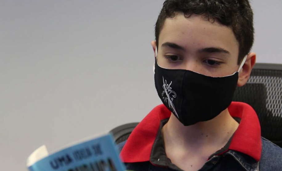 Aos 14 anos, Weiky Santos, filho do soldado Wanderley Rodrigues dos Santos, já é Youtuber e autor de um livro para crianças. “Uma ideia de segurança” trata de assuntos variados, mas, dentre as 120 páginas, divididas em 10 capítulos, a família ganha destaque. Na obra, o adolescente orienta os mais novos sobre abuso sexual, perigos na internet, bullying, drogas e o que fazer se der vontade de fugir de casa. 
Foto:SESP